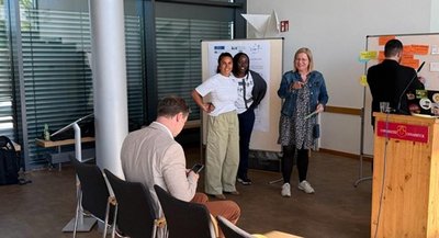Das Projekttreffen im Botanischen Garten Osnabrück bot somit nicht nur eine Plattform zur Präsentation aktueller Forschungsergebnisse, sondern auch einen wichtigen Impulsgeber für innovative, praxisnahe Lösungen im Bereich eines nachhaltigen und resilienten Wassermanagements. Die Teilnahme und inhaltliche Mitwirkung seitens des Instituts für Geotechnologie und mineralische Rohstoffe (Fachbereich Bergbau) der TU Clausthal erfolgten durch Florence Weber.